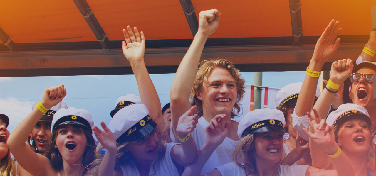 Nöjda studenter på sitt flak