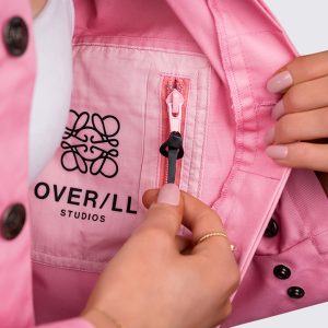 Studentoverall Modern Fit - OVER/LL® Limited Drop (Rosa)